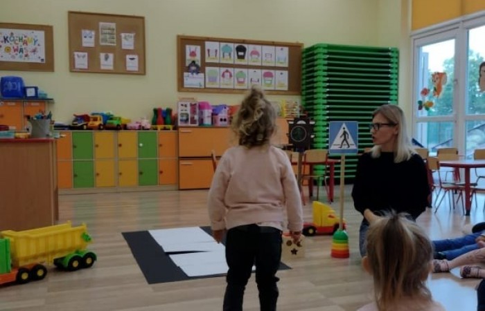 W ramach zajęć wrześniowych Bezpieczny przedszkolak.
Pan policjant przybliżył dzieciom zasady bezpieczeństwa w domu, w przedszkolu oraz zasady bezpiecznego poruszania się po drodze. Wyjaśnił jak należy zachować się w kontaktach z obcymi ludźmi, jak dbać o bezpieczeństwo własne i innych. Dzieci  z dużym zainteresowaniem słuchały rad i wskazówek zaproszonego gościa. Uzyskana wiedza na pewno naszym przedszkolakom się przyda. Bardzo dziękujemy ?