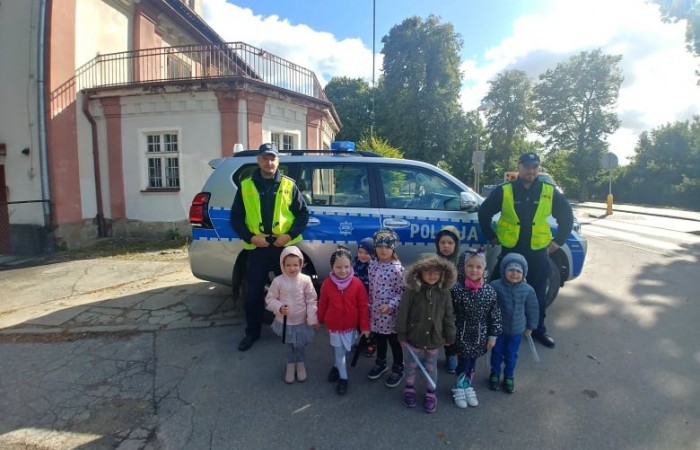 W ramach zajęć wrześniowych Bezpieczny przedszkolak.
Pan policjant przybliżył dzieciom zasady bezpieczeństwa w domu, w przedszkolu oraz zasady bezpiecznego poruszania się po drodze. Wyjaśnił jak należy zachować się w kontaktach z obcymi ludźmi, jak dbać o bezpieczeństwo własne i innych. Dzieci  z dużym zainteresowaniem słuchały rad i wskazówek zaproszonego gościa. Uzyskana wiedza na pewno naszym przedszkolakom się przyda. Bardzo dziękujemy ?