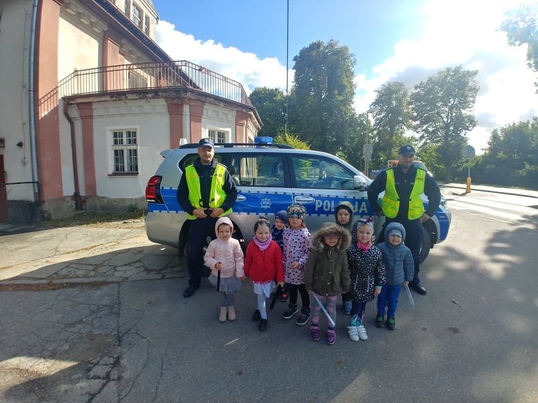 W ramach zajęć wrześniowych Bezpieczny przedszkolak.
Pan policjant przybliżył dzieciom zasady bezpieczeństwa w domu, w przedszkolu oraz zasady bezpiecznego poruszania się po drodze. Wyjaśnił jak należy zachować się w kontaktach z obcymi ludźmi, jak dbać o bezpieczeństwo własne i innych. Dzieci  z dużym zainteresowaniem słuchały rad i wskazówek zaproszonego gościa. Uzyskana wiedza na pewno naszym przedszkolakom się przyda. Bardzo dziękujemy ?