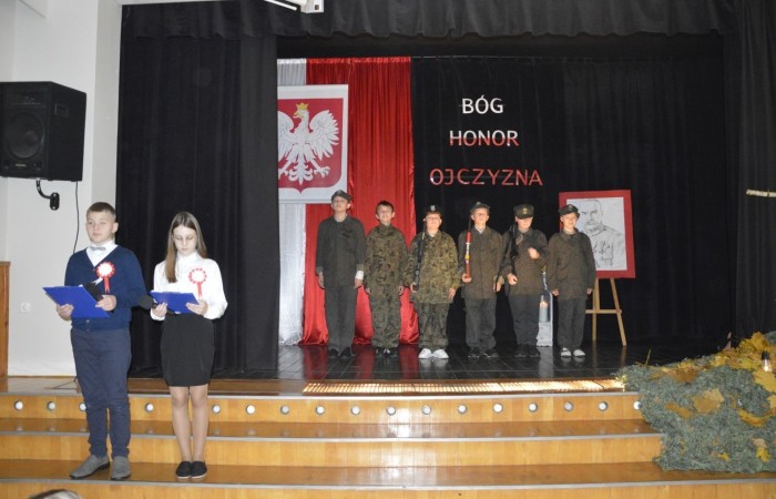 13 listopada w naszej szkole odbyła się akademia z okazji Narodowego Święta Niepodległości. Uczniowie klasy 5 b pod kierunkiem p. Katarzyny Czarneckiej przygotowali niezwykle wzruszający i pouczający montaż słowno-muzyczny, w którym przypomnieli smutny czas w historii naszej Ojczyzny, a także z dumą zaprezentowali odrodzenie się naszego państwa. Zwieńczeniem występu było uświadomienie wszystkim zebranym, że wolność raz zdobyta i niepodległość raz osiągnięta, nie są dane na zawsze. Należy więc wciąż dbać o te wartości i stale je pielęgnować.
Pięknym akcentem patriotycznym było również wręczenie ręcznie wykonanych przez wolontariuszy kotylionów.13 listopada w naszej szkole odbyła się akademia z okazji Narodowego Święta Niepodległości. Uczniowie klasy 5 b pod kierunkiem p. Katarzyny Czarneckiej przygotowali niezwykle wzruszający i pouczający montaż słowno-muzyczny, w którym przypomnieli smutny czas w historii naszej Ojczyzny, a także z dumą zaprezentowali odrodzenie się naszego państwa. Zwieńczeniem występu było uświadomienie wszystkim zebranym, że wolność raz zdobyta i niepodległość raz osiągnięta, nie są dane na zawsze. Należy więc wciąż dbać o te wartości i stale je pielęgnować.
Pięknym akcentem patriotycznym było również wręczenie ręcznie wykonanych przez wolontariuszy kotylionów.