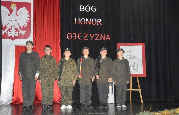 13 listopada w naszej szkole odbyła się akademia z okazji Narodowego Święta Niepodległości. Uczniowie klasy 5 b pod kierunkiem p. Katarzyny Czarneckiej przygotowali niezwykle wzruszający i pouczający montaż słowno-muzyczny, w którym przypomnieli smutny czas w historii naszej Ojczyzny, a także z dumą zaprezentowali odrodzenie się naszego państwa. Zwieńczeniem występu było uświadomienie wszystkim zebranym, że wolność raz zdobyta i niepodległość raz osiągnięta, nie są dane na zawsze. Należy więc wciąż dbać o te wartości i stale je pielęgnować.
Pięknym akcentem patriotycznym było również wręczenie ręcznie wykonanych przez wolontariuszy kotylionów.