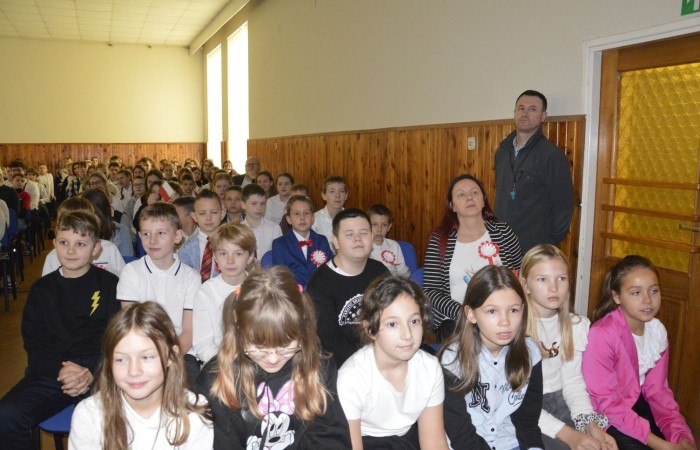 13 listopada w naszej szkole odbyła się akademia z okazji Narodowego Święta Niepodległości. Uczniowie klasy 5 b pod kierunkiem p. Katarzyny Czarneckiej przygotowali niezwykle wzruszający i pouczający montaż słowno-muzyczny, w którym przypomnieli smutny czas w historii naszej Ojczyzny, a także z dumą zaprezentowali odrodzenie się naszego państwa. Zwieńczeniem występu było uświadomienie wszystkim zebranym, że wolność raz zdobyta i niepodległość raz osiągnięta, nie są dane na zawsze. Należy więc wciąż dbać o te wartości i stale je pielęgnować.
Pięknym akcentem patriotycznym było również wręczenie ręcznie wykonanych przez wolontariuszy kotylionów.