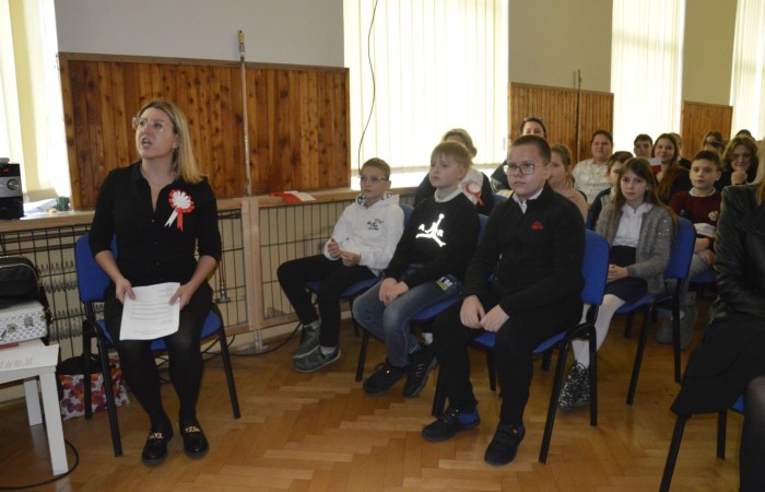 13 listopada w naszej szkole odbyła się akademia z okazji Narodowego Święta Niepodległości. Uczniowie klasy 5 b pod kierunkiem p. Katarzyny Czarneckiej przygotowali niezwykle wzruszający i pouczający montaż słowno-muzyczny, w którym przypomnieli smutny czas w historii naszej Ojczyzny, a także z dumą zaprezentowali odrodzenie się naszego państwa. Zwieńczeniem występu było uświadomienie wszystkim zebranym, że wolność raz zdobyta i niepodległość raz osiągnięta, nie są dane na zawsze. Należy więc wciąż dbać o te wartości i stale je pielęgnować.
Pięknym akcentem patriotycznym było również wręczenie ręcznie wykonanych przez wolontariuszy kotylionów.