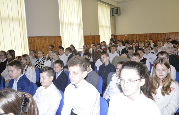 13 listopada w naszej szkole odbyła się akademia z okazji Narodowego Święta Niepodległości. Uczniowie klasy 5 b pod kierunkiem p. Katarzyny Czarneckiej przygotowali niezwykle wzruszający i pouczający montaż słowno-muzyczny, w którym przypomnieli smutny czas w historii naszej Ojczyzny, a także z dumą zaprezentowali odrodzenie się naszego państwa. Zwieńczeniem występu było uświadomienie wszystkim zebranym, że wolność raz zdobyta i niepodległość raz osiągnięta, nie są dane na zawsze. Należy więc wciąż dbać o te wartości i stale je pielęgnować.
Pięknym akcentem patriotycznym było również wręczenie ręcznie wykonanych przez wolontariuszy kotylionów.