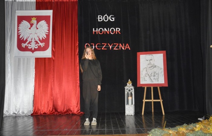 13 listopada w naszej szkole odbyła się akademia z okazji Narodowego Święta Niepodległości. Uczniowie klasy 5 b pod kierunkiem p. Katarzyny Czarneckiej przygotowali niezwykle wzruszający i pouczający montaż słowno-muzyczny, w którym przypomnieli smutny czas w historii naszej Ojczyzny, a także z dumą zaprezentowali odrodzenie się naszego państwa. Zwieńczeniem występu było uświadomienie wszystkim zebranym, że wolność raz zdobyta i niepodległość raz osiągnięta, nie są dane na zawsze. Należy więc wciąż dbać o te wartości i stale je pielęgnować.
Pięknym akcentem patriotycznym było również wręczenie ręcznie wykonanych przez wolontariuszy kotylionów.