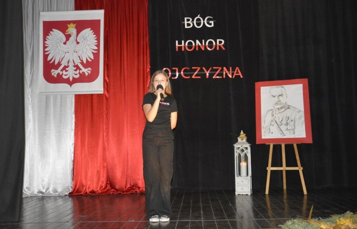 13 listopada w naszej szkole odbyła się akademia z okazji Narodowego Święta Niepodległości. Uczniowie klasy 5 b pod kierunkiem p. Katarzyny Czarneckiej przygotowali niezwykle wzruszający i pouczający montaż słowno-muzyczny, w którym przypomnieli smutny czas w historii naszej Ojczyzny, a także z dumą zaprezentowali odrodzenie się naszego państwa. Zwieńczeniem występu było uświadomienie wszystkim zebranym, że wolność raz zdobyta i niepodległość raz osiągnięta, nie są dane na zawsze. Należy więc wciąż dbać o te wartości i stale je pielęgnować.
Pięknym akcentem patriotycznym było również wręczenie ręcznie wykonanych przez wolontariuszy kotylionów.