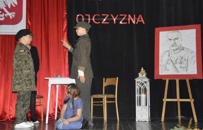 13 listopada w naszej szkole odbyła się akademia z okazji Narodowego Święta Niepodległości. Uczniowie klasy 5 b pod kierunkiem p. Katarzyny Czarneckiej przygotowali niezwykle wzruszający i pouczający montaż słowno-muzyczny, w którym przypomnieli smutny czas w historii naszej Ojczyzny, a także z dumą zaprezentowali odrodzenie się naszego państwa. Zwieńczeniem występu było uświadomienie wszystkim zebranym, że wolność raz zdobyta i niepodległość raz osiągnięta, nie są dane na zawsze. Należy więc wciąż dbać o te wartości i stale je pielęgnować.
Pięknym akcentem patriotycznym było również wręczenie ręcznie wykonanych przez wolontariuszy kotylionów.