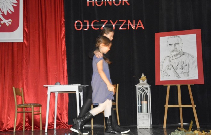 13 listopada w naszej szkole odbyła się akademia z okazji Narodowego Święta Niepodległości. Uczniowie klasy 5 b pod kierunkiem p. Katarzyny Czarneckiej przygotowali niezwykle wzruszający i pouczający montaż słowno-muzyczny, w którym przypomnieli smutny czas w historii naszej Ojczyzny, a także z dumą zaprezentowali odrodzenie się naszego państwa. Zwieńczeniem występu było uświadomienie wszystkim zebranym, że wolność raz zdobyta i niepodległość raz osiągnięta, nie są dane na zawsze. Należy więc wciąż dbać o te wartości i stale je pielęgnować.
Pięknym akcentem patriotycznym było również wręczenie ręcznie wykonanych przez wolontariuszy kotylionów.