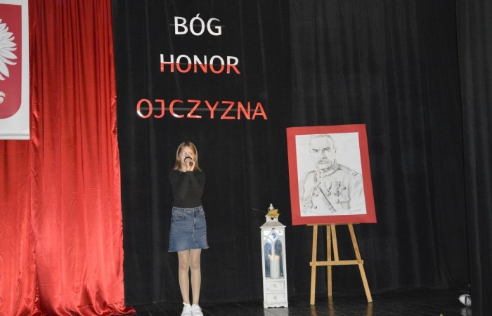 13 listopada w naszej szkole odbyła się akademia z okazji Narodowego Święta Niepodległości. Uczniowie klasy 5 b pod kierunkiem p. Katarzyny Czarneckiej przygotowali niezwykle wzruszający i pouczający montaż słowno-muzyczny, w którym przypomnieli smutny czas w historii naszej Ojczyzny, a także z dumą zaprezentowali odrodzenie się naszego państwa. Zwieńczeniem występu było uświadomienie wszystkim zebranym, że wolność raz zdobyta i niepodległość raz osiągnięta, nie są dane na zawsze. Należy więc wciąż dbać o te wartości i stale je pielęgnować.
Pięknym akcentem patriotycznym było również wręczenie ręcznie wykonanych przez wolontariuszy kotylionów.