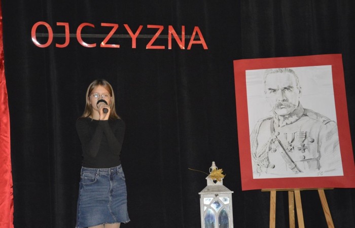 13 listopada w naszej szkole odbyła się akademia z okazji Narodowego Święta Niepodległości. Uczniowie klasy 5 b pod kierunkiem p. Katarzyny Czarneckiej przygotowali niezwykle wzruszający i pouczający montaż słowno-muzyczny, w którym przypomnieli smutny czas w historii naszej Ojczyzny, a także z dumą zaprezentowali odrodzenie się naszego państwa. Zwieńczeniem występu było uświadomienie wszystkim zebranym, że wolność raz zdobyta i niepodległość raz osiągnięta, nie są dane na zawsze. Należy więc wciąż dbać o te wartości i stale je pielęgnować.
Pięknym akcentem patriotycznym było również wręczenie ręcznie wykonanych przez wolontariuszy kotylionów.