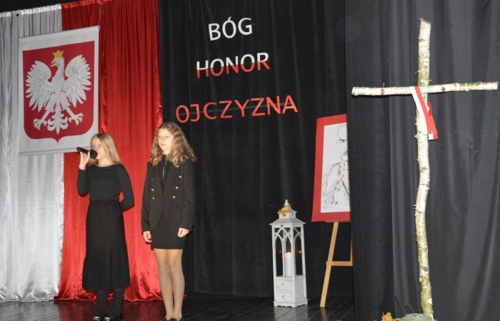 13 listopada w naszej szkole odbyła się akademia z okazji Narodowego Święta Niepodległości. Uczniowie klasy 5 b pod kierunkiem p. Katarzyny Czarneckiej przygotowali niezwykle wzruszający i pouczający montaż słowno-muzyczny, w którym przypomnieli smutny czas w historii naszej Ojczyzny, a także z dumą zaprezentowali odrodzenie się naszego państwa. Zwieńczeniem występu było uświadomienie wszystkim zebranym, że wolność raz zdobyta i niepodległość raz osiągnięta, nie są dane na zawsze. Należy więc wciąż dbać o te wartości i stale je pielęgnować.
Pięknym akcentem patriotycznym było również wręczenie ręcznie wykonanych przez wolontariuszy kotylionów.