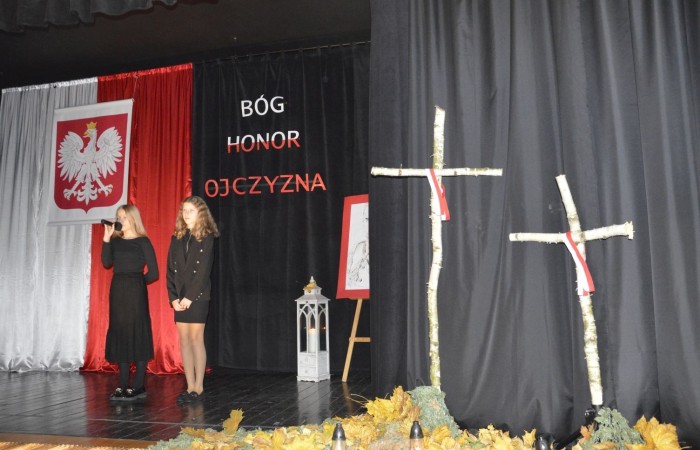 13 listopada w naszej szkole odbyła się akademia z okazji Narodowego Święta Niepodległości. Uczniowie klasy 5 b pod kierunkiem p. Katarzyny Czarneckiej przygotowali niezwykle wzruszający i pouczający montaż słowno-muzyczny, w którym przypomnieli smutny czas w historii naszej Ojczyzny, a także z dumą zaprezentowali odrodzenie się naszego państwa. Zwieńczeniem występu było uświadomienie wszystkim zebranym, że wolność raz zdobyta i niepodległość raz osiągnięta, nie są dane na zawsze. Należy więc wciąż dbać o te wartości i stale je pielęgnować.
Pięknym akcentem patriotycznym było również wręczenie ręcznie wykonanych przez wolontariuszy kotylionów.