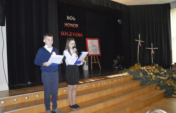 13 listopada w naszej szkole odbyła się akademia z okazji Narodowego Święta Niepodległości. Uczniowie klasy 5 b pod kierunkiem p. Katarzyny Czarneckiej przygotowali niezwykle wzruszający i pouczający montaż słowno-muzyczny, w którym przypomnieli smutny czas w historii naszej Ojczyzny, a także z dumą zaprezentowali odrodzenie się naszego państwa. Zwieńczeniem występu było uświadomienie wszystkim zebranym, że wolność raz zdobyta i niepodległość raz osiągnięta, nie są dane na zawsze. Należy więc wciąż dbać o te wartości i stale je pielęgnować.
Pięknym akcentem patriotycznym było również wręczenie ręcznie wykonanych przez wolontariuszy kotylionów.