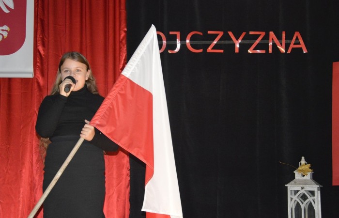 13 listopada w naszej szkole odbyła się akademia z okazji Narodowego Święta Niepodległości. Uczniowie klasy 5 b pod kierunkiem p. Katarzyny Czarneckiej przygotowali niezwykle wzruszający i pouczający montaż słowno-muzyczny, w którym przypomnieli smutny czas w historii naszej Ojczyzny, a także z dumą zaprezentowali odrodzenie się naszego państwa. Zwieńczeniem występu było uświadomienie wszystkim zebranym, że wolność raz zdobyta i niepodległość raz osiągnięta, nie są dane na zawsze. Należy więc wciąż dbać o te wartości i stale je pielęgnować.
Pięknym akcentem patriotycznym było również wręczenie ręcznie wykonanych przez wolontariuszy kotylionów.