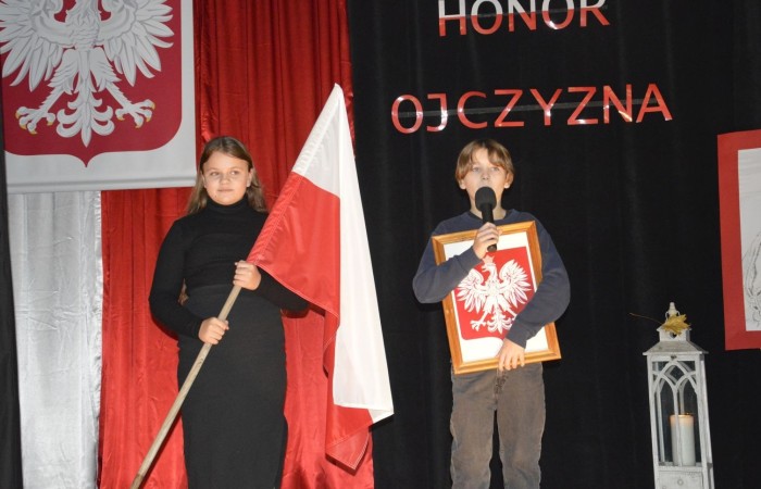 13 listopada w naszej szkole odbyła się akademia z okazji Narodowego Święta Niepodległości. Uczniowie klasy 5 b pod kierunkiem p. Katarzyny Czarneckiej przygotowali niezwykle wzruszający i pouczający montaż słowno-muzyczny, w którym przypomnieli smutny czas w historii naszej Ojczyzny, a także z dumą zaprezentowali odrodzenie się naszego państwa. Zwieńczeniem występu było uświadomienie wszystkim zebranym, że wolność raz zdobyta i niepodległość raz osiągnięta, nie są dane na zawsze. Należy więc wciąż dbać o te wartości i stale je pielęgnować.
Pięknym akcentem patriotycznym było również wręczenie ręcznie wykonanych przez wolontariuszy kotylionów.