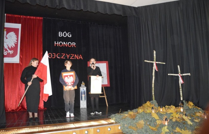 13 listopada w naszej szkole odbyła się akademia z okazji Narodowego Święta Niepodległości. Uczniowie klasy 5 b pod kierunkiem p. Katarzyny Czarneckiej przygotowali niezwykle wzruszający i pouczający montaż słowno-muzyczny, w którym przypomnieli smutny czas w historii naszej Ojczyzny, a także z dumą zaprezentowali odrodzenie się naszego państwa. Zwieńczeniem występu było uświadomienie wszystkim zebranym, że wolność raz zdobyta i niepodległość raz osiągnięta, nie są dane na zawsze. Należy więc wciąż dbać o te wartości i stale je pielęgnować.
Pięknym akcentem patriotycznym było również wręczenie ręcznie wykonanych przez wolontariuszy kotylionów.