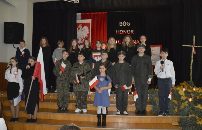13 listopada w naszej szkole odbyła się akademia z okazji Narodowego Święta Niepodległości. Uczniowie klasy 5 b pod kierunkiem p. Katarzyny Czarneckiej przygotowali niezwykle wzruszający i pouczający montaż słowno-muzyczny, w którym przypomnieli smutny czas w historii naszej Ojczyzny, a także z dumą zaprezentowali odrodzenie się naszego państwa. Zwieńczeniem występu było uświadomienie wszystkim zebranym, że wolność raz zdobyta i niepodległość raz osiągnięta, nie są dane na zawsze. Należy więc wciąż dbać o te wartości i stale je pielęgnować.
Pięknym akcentem patriotycznym było również wręczenie ręcznie wykonanych przez wolontariuszy kotylionów.