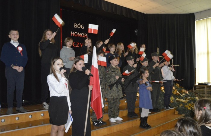 13 listopada w naszej szkole odbyła się akademia z okazji Narodowego Święta Niepodległości. Uczniowie klasy 5 b pod kierunkiem p. Katarzyny Czarneckiej przygotowali niezwykle wzruszający i pouczający montaż słowno-muzyczny, w którym przypomnieli smutny czas w historii naszej Ojczyzny, a także z dumą zaprezentowali odrodzenie się naszego państwa. Zwieńczeniem występu było uświadomienie wszystkim zebranym, że wolność raz zdobyta i niepodległość raz osiągnięta, nie są dane na zawsze. Należy więc wciąż dbać o te wartości i stale je pielęgnować.
Pięknym akcentem patriotycznym było również wręczenie ręcznie wykonanych przez wolontariuszy kotylionów.