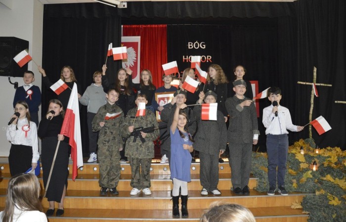 13 listopada w naszej szkole odbyła się akademia z okazji Narodowego Święta Niepodległości. Uczniowie klasy 5 b pod kierunkiem p. Katarzyny Czarneckiej przygotowali niezwykle wzruszający i pouczający montaż słowno-muzyczny, w którym przypomnieli smutny czas w historii naszej Ojczyzny, a także z dumą zaprezentowali odrodzenie się naszego państwa. Zwieńczeniem występu było uświadomienie wszystkim zebranym, że wolność raz zdobyta i niepodległość raz osiągnięta, nie są dane na zawsze. Należy więc wciąż dbać o te wartości i stale je pielęgnować.
Pięknym akcentem patriotycznym było również wręczenie ręcznie wykonanych przez wolontariuszy kotylionów.