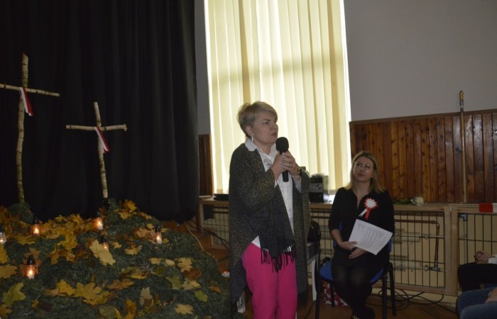 13 listopada w naszej szkole odbyła się akademia z okazji Narodowego Święta Niepodległości. Uczniowie klasy 5 b pod kierunkiem p. Katarzyny Czarneckiej przygotowali niezwykle wzruszający i pouczający montaż słowno-muzyczny, w którym przypomnieli smutny czas w historii naszej Ojczyzny, a także z dumą zaprezentowali odrodzenie się naszego państwa. Zwieńczeniem występu było uświadomienie wszystkim zebranym, że wolność raz zdobyta i niepodległość raz osiągnięta, nie są dane na zawsze. Należy więc wciąż dbać o te wartości i stale je pielęgnować.
Pięknym akcentem patriotycznym było również wręczenie ręcznie wykonanych przez wolontariuszy kotylionów.