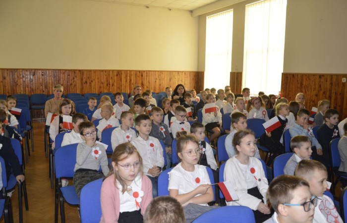 13 listopada w naszej szkole odbyła się akademia z okazji Narodowego Święta Niepodległości. Uczniowie klasy 5 b pod kierunkiem p. Katarzyny Czarneckiej przygotowali niezwykle wzruszający i pouczający montaż słowno-muzyczny, w którym przypomnieli smutny czas w historii naszej Ojczyzny, a także z dumą zaprezentowali odrodzenie się naszego państwa. Zwieńczeniem występu było uświadomienie wszystkim zebranym, że wolność raz zdobyta i niepodległość raz osiągnięta, nie są dane na zawsze. Należy więc wciąż dbać o te wartości i stale je pielęgnować.
Pięknym akcentem patriotycznym było również wręczenie ręcznie wykonanych przez wolontariuszy kotylionów.