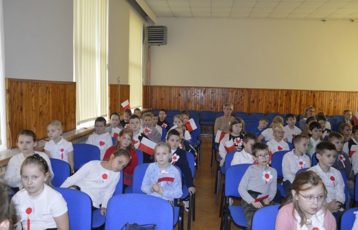 13 listopada w naszej szkole odbyła się akademia z okazji Narodowego Święta Niepodległości. Uczniowie klasy 5 b pod kierunkiem p. Katarzyny Czarneckiej przygotowali niezwykle wzruszający i pouczający montaż słowno-muzyczny, w którym przypomnieli smutny czas w historii naszej Ojczyzny, a także z dumą zaprezentowali odrodzenie się naszego państwa. Zwieńczeniem występu było uświadomienie wszystkim zebranym, że wolność raz zdobyta i niepodległość raz osiągnięta, nie są dane na zawsze. Należy więc wciąż dbać o te wartości i stale je pielęgnować.
Pięknym akcentem patriotycznym było również wręczenie ręcznie wykonanych przez wolontariuszy kotylionów.