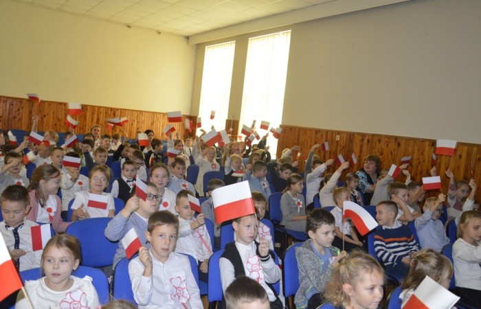 13 listopada w naszej szkole odbyła się akademia z okazji Narodowego Święta Niepodległości. Uczniowie klasy 5 b pod kierunkiem p. Katarzyny Czarneckiej przygotowali niezwykle wzruszający i pouczający montaż słowno-muzyczny, w którym przypomnieli smutny czas w historii naszej Ojczyzny, a także z dumą zaprezentowali odrodzenie się naszego państwa. Zwieńczeniem występu było uświadomienie wszystkim zebranym, że wolność raz zdobyta i niepodległość raz osiągnięta, nie są dane na zawsze. Należy więc wciąż dbać o te wartości i stale je pielęgnować.
Pięknym akcentem patriotycznym było również wręczenie ręcznie wykonanych przez wolontariuszy kotylionów.