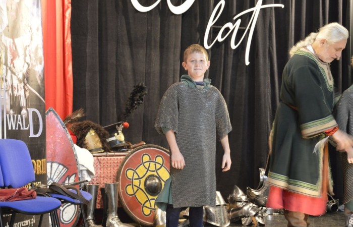 31 października odbyła się w naszej szkole Żywa lekcja historii. Teatr Historyczny Chorągiew Komturstwa Gniewskiego w tym roku także zabrał uczniów w podróż przez wieki. Dzieci z młodszych klas miały możliwość doświadczenia ciężaru uzbrojenia oraz poznali jej wartość, natomiast klasy starsze wysłuchały barwnych opowieści o powstaniach narodowych (listopadowym i styczniowym), zapoznali się ze strojami i uzbrojeniem najsłynniejszych postaci tamtych lat oraz usłyszeli najważniejsze informacje na temat odzyskania przez Polskę niepodległości.