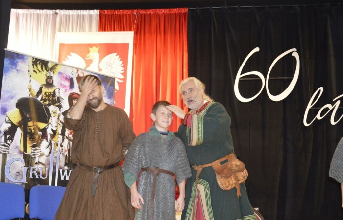 31 października odbyła się w naszej szkole Żywa lekcja historii. Teatr Historyczny Chorągiew Komturstwa Gniewskiego w tym roku także zabrał uczniów w podróż przez wieki. Dzieci z młodszych klas miały możliwość doświadczenia ciężaru uzbrojenia oraz poznali jej wartość, natomiast klasy starsze wysłuchały barwnych opowieści o powstaniach narodowych (listopadowym i styczniowym), zapoznali się ze strojami i uzbrojeniem najsłynniejszych postaci tamtych lat oraz usłyszeli najważniejsze informacje na temat odzyskania przez Polskę niepodległości.