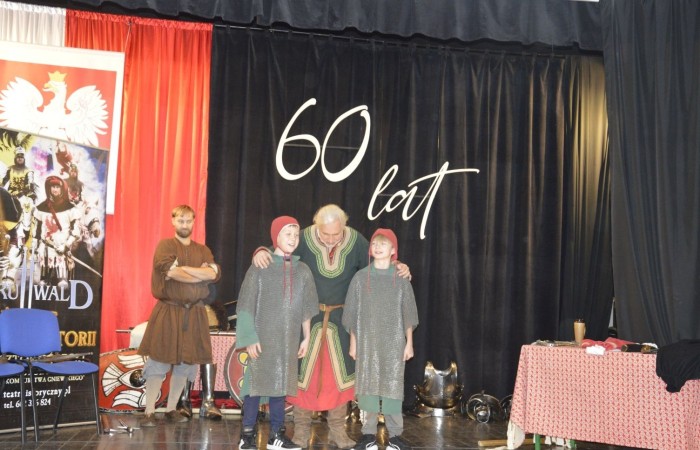 31 października odbyła się w naszej szkole Żywa lekcja historii. Teatr Historyczny Chorągiew Komturstwa Gniewskiego w tym roku także zabrał uczniów w podróż przez wieki. Dzieci z młodszych klas miały możliwość doświadczenia ciężaru uzbrojenia oraz poznali jej wartość, natomiast klasy starsze wysłuchały barwnych opowieści o powstaniach narodowych (listopadowym i styczniowym), zapoznali się ze strojami i uzbrojeniem najsłynniejszych postaci tamtych lat oraz usłyszeli najważniejsze informacje na temat odzyskania przez Polskę niepodległości.