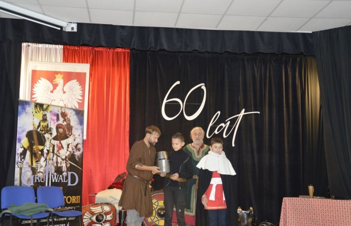 31 października odbyła się w naszej szkole Żywa lekcja historii. Teatr Historyczny Chorągiew Komturstwa Gniewskiego w tym roku także zabrał uczniów w podróż przez wieki. Dzieci z młodszych klas miały możliwość doświadczenia ciężaru uzbrojenia oraz poznali jej wartość, natomiast klasy starsze wysłuchały barwnych opowieści o powstaniach narodowych (listopadowym i styczniowym), zapoznali się ze strojami i uzbrojeniem najsłynniejszych postaci tamtych lat oraz usłyszeli najważniejsze informacje na temat odzyskania przez Polskę niepodległości.