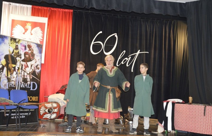 31 października odbyła się w naszej szkole Żywa lekcja historii. Teatr Historyczny Chorągiew Komturstwa Gniewskiego w tym roku także zabrał uczniów w podróż przez wieki. Dzieci z młodszych klas miały możliwość doświadczenia ciężaru uzbrojenia oraz poznali jej wartość, natomiast klasy starsze wysłuchały barwnych opowieści o powstaniach narodowych (listopadowym i styczniowym), zapoznali się ze strojami i uzbrojeniem najsłynniejszych postaci tamtych lat oraz usłyszeli najważniejsze informacje na temat odzyskania przez Polskę niepodległości.