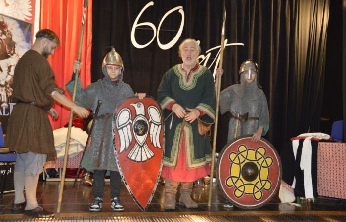 31 października odbyła się w naszej szkole Żywa lekcja historii. Teatr Historyczny Chorągiew Komturstwa Gniewskiego w tym roku także zabrał uczniów w podróż przez wieki. Dzieci z młodszych klas miały możliwość doświadczenia ciężaru uzbrojenia oraz poznali jej wartość, natomiast klasy starsze wysłuchały barwnych opowieści o powstaniach narodowych (listopadowym i styczniowym), zapoznali się ze strojami i uzbrojeniem najsłynniejszych postaci tamtych lat oraz usłyszeli najważniejsze informacje na temat odzyskania przez Polskę niepodległości.