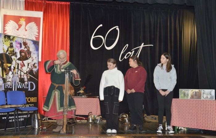 31 października odbyła się w naszej szkole Żywa lekcja historii. Teatr Historyczny Chorągiew Komturstwa Gniewskiego w tym roku także zabrał uczniów w podróż przez wieki. Dzieci z młodszych klas miały możliwość doświadczenia ciężaru uzbrojenia oraz poznali jej wartość, natomiast klasy starsze wysłuchały barwnych opowieści o powstaniach narodowych (listopadowym i styczniowym), zapoznali się ze strojami i uzbrojeniem najsłynniejszych postaci tamtych lat oraz usłyszeli najważniejsze informacje na temat odzyskania przez Polskę niepodległości.