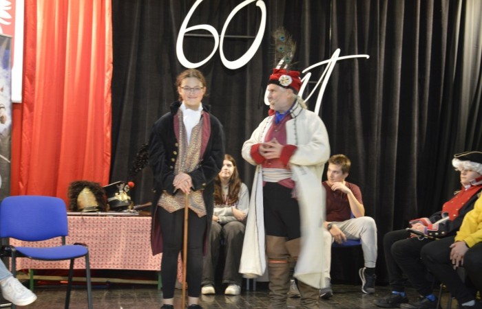 31 października odbyła się w naszej szkole Żywa lekcja historii. Teatr Historyczny Chorągiew Komturstwa Gniewskiego w tym roku także zabrał uczniów w podróż przez wieki. Dzieci z młodszych klas miały możliwość doświadczenia ciężaru uzbrojenia oraz poznali jej wartość, natomiast klasy starsze wysłuchały barwnych opowieści o powstaniach narodowych (listopadowym i styczniowym), zapoznali się ze strojami i uzbrojeniem najsłynniejszych postaci tamtych lat oraz usłyszeli najważniejsze informacje na temat odzyskania przez Polskę niepodległości.