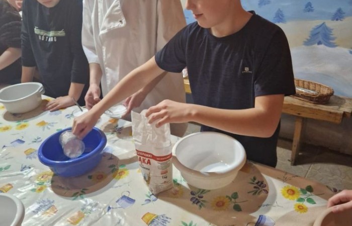 W dniach 13-14 listopada uczniowie klas 4 a i 5 b wzięli udział w wycieczce do Kaczego Bagna - Miejsca Inicjatyw Pozytywnych. Było to niezwykłe przeżycie, które oprócz zabawy pozwoliło dzieciom kształtować charakter, rozwijać osobowość i zdolności organizacyjne. Dzięki szerkiej gamie warsztatów uczniowie mieli możliwość zintegrować się, pobudzić wyobraźnię, uwierzyć w siebie i swoje możliwości, a także zdobywać nowe umiejętności poprzez zabawę. Mamy nadzieję, że smak satysfakcji z dobrze wykonanych zadań i cudowne wspomnienia pozostaną z nimi na zawsze. :)