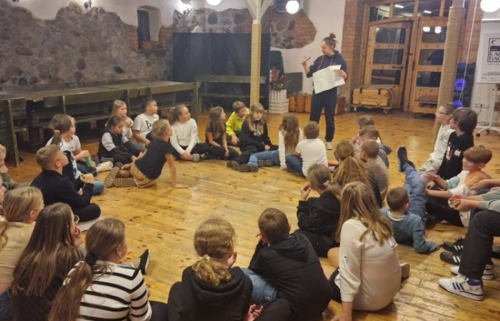 W dniach 13-14 listopada uczniowie klas 4 a i 5 b wzięli udział w wycieczce do Kaczego Bagna - Miejsca Inicjatyw Pozytywnych. Było to niezwykłe przeżycie, które oprócz zabawy pozwoliło dzieciom kształtować charakter, rozwijać osobowość i zdolności organizacyjne. Dzięki szerkiej gamie warsztatów uczniowie mieli możliwość zintegrować się, pobudzić wyobraźnię, uwierzyć w siebie i swoje możliwości, a także zdobywać nowe umiejętności poprzez zabawę. Mamy nadzieję, że smak satysfakcji z dobrze wykonanych zadań i cudowne wspomnienia pozostaną z nimi na zawsze. :)