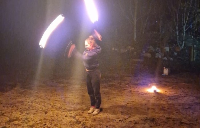 W dniach 13-14 listopada uczniowie klas 4 a i 5 b wzięli udział w wycieczce do Kaczego Bagna - Miejsca Inicjatyw Pozytywnych. Było to niezwykłe przeżycie, które oprócz zabawy pozwoliło dzieciom kształtować charakter, rozwijać osobowość i zdolności organizacyjne. Dzięki szerkiej gamie warsztatów uczniowie mieli możliwość zintegrować się, pobudzić wyobraźnię, uwierzyć w siebie i swoje możliwości, a także zdobywać nowe umiejętności poprzez zabawę. Mamy nadzieję, że smak satysfakcji z dobrze wykonanych zadań i cudowne wspomnienia pozostaną z nimi na zawsze. :)