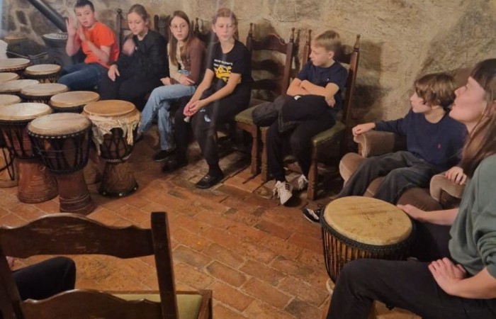 W dniach 13-14 listopada uczniowie klas 4 a i 5 b wzięli udział w wycieczce do Kaczego Bagna - Miejsca Inicjatyw Pozytywnych. Było to niezwykłe przeżycie, które oprócz zabawy pozwoliło dzieciom kształtować charakter, rozwijać osobowość i zdolności organizacyjne. Dzięki szerkiej gamie warsztatów uczniowie mieli możliwość zintegrować się, pobudzić wyobraźnię, uwierzyć w siebie i swoje możliwości, a także zdobywać nowe umiejętności poprzez zabawę. Mamy nadzieję, że smak satysfakcji z dobrze wykonanych zadań i cudowne wspomnienia pozostaną z nimi na zawsze. :)