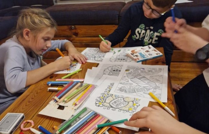 W dniach 13-14 listopada uczniowie klas 4 a i 5 b wzięli udział w wycieczce do Kaczego Bagna - Miejsca Inicjatyw Pozytywnych. Było to niezwykłe przeżycie, które oprócz zabawy pozwoliło dzieciom kształtować charakter, rozwijać osobowość i zdolności organizacyjne. Dzięki szerkiej gamie warsztatów uczniowie mieli możliwość zintegrować się, pobudzić wyobraźnię, uwierzyć w siebie i swoje możliwości, a także zdobywać nowe umiejętności poprzez zabawę. Mamy nadzieję, że smak satysfakcji z dobrze wykonanych zadań i cudowne wspomnienia pozostaną z nimi na zawsze. :)