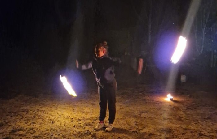 W dniach 13-14 listopada uczniowie klas 4 a i 5 b wzięli udział w wycieczce do Kaczego Bagna - Miejsca Inicjatyw Pozytywnych. Było to niezwykłe przeżycie, które oprócz zabawy pozwoliło dzieciom kształtować charakter, rozwijać osobowość i zdolności organizacyjne. Dzięki szerkiej gamie warsztatów uczniowie mieli możliwość zintegrować się, pobudzić wyobraźnię, uwierzyć w siebie i swoje możliwości, a także zdobywać nowe umiejętności poprzez zabawę. Mamy nadzieję, że smak satysfakcji z dobrze wykonanych zadań i cudowne wspomnienia pozostaną z nimi na zawsze. :)