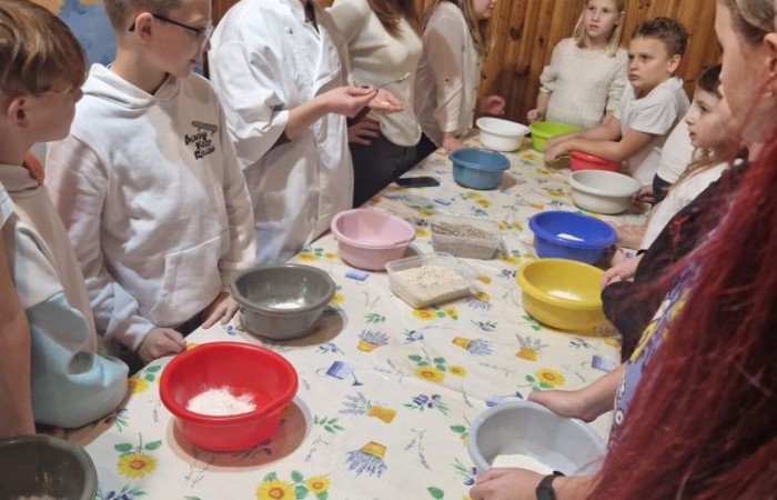 W dniach 13-14 listopada uczniowie klas 4 a i 5 b wzięli udział w wycieczce do Kaczego Bagna - Miejsca Inicjatyw Pozytywnych. Było to niezwykłe przeżycie, które oprócz zabawy pozwoliło dzieciom kształtować charakter, rozwijać osobowość i zdolności organizacyjne. Dzięki szerkiej gamie warsztatów uczniowie mieli możliwość zintegrować się, pobudzić wyobraźnię, uwierzyć w siebie i swoje możliwości, a także zdobywać nowe umiejętności poprzez zabawę. Mamy nadzieję, że smak satysfakcji z dobrze wykonanych zadań i cudowne wspomnienia pozostaną z nimi na zawsze. :)