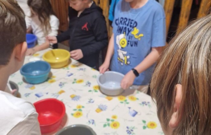 W dniach 13-14 listopada uczniowie klas 4 a i 5 b wzięli udział w wycieczce do Kaczego Bagna - Miejsca Inicjatyw Pozytywnych. Było to niezwykłe przeżycie, które oprócz zabawy pozwoliło dzieciom kształtować charakter, rozwijać osobowość i zdolności organizacyjne. Dzięki szerkiej gamie warsztatów uczniowie mieli możliwość zintegrować się, pobudzić wyobraźnię, uwierzyć w siebie i swoje możliwości, a także zdobywać nowe umiejętności poprzez zabawę. Mamy nadzieję, że smak satysfakcji z dobrze wykonanych zadań i cudowne wspomnienia pozostaną z nimi na zawsze. :)