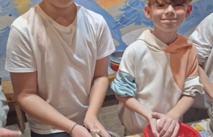 W dniach 13-14 listopada uczniowie klas 4 a i 5 b wzięli udział w wycieczce do Kaczego Bagna - Miejsca Inicjatyw Pozytywnych. Było to niezwykłe przeżycie, które oprócz zabawy pozwoliło dzieciom kształtować charakter, rozwijać osobowość i zdolności organizacyjne. Dzięki szerkiej gamie warsztatów uczniowie mieli możliwość zintegrować się, pobudzić wyobraźnię, uwierzyć w siebie i swoje możliwości, a także zdobywać nowe umiejętności poprzez zabawę. Mamy nadzieję, że smak satysfakcji z dobrze wykonanych zadań i cudowne wspomnienia pozostaną z nimi na zawsze. :)