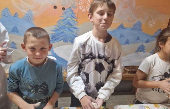 W dniach 13-14 listopada uczniowie klas 4 a i 5 b wzięli udział w wycieczce do Kaczego Bagna - Miejsca Inicjatyw Pozytywnych. Było to niezwykłe przeżycie, które oprócz zabawy pozwoliło dzieciom kształtować charakter, rozwijać osobowość i zdolności organizacyjne. Dzięki szerkiej gamie warsztatów uczniowie mieli możliwość zintegrować się, pobudzić wyobraźnię, uwierzyć w siebie i swoje możliwości, a także zdobywać nowe umiejętności poprzez zabawę. Mamy nadzieję, że smak satysfakcji z dobrze wykonanych zadań i cudowne wspomnienia pozostaną z nimi na zawsze. :)