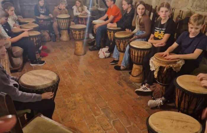 W dniach 13-14 listopada uczniowie klas 4 a i 5 b wzięli udział w wycieczce do Kaczego Bagna - Miejsca Inicjatyw Pozytywnych. Było to niezwykłe przeżycie, które oprócz zabawy pozwoliło dzieciom kształtować charakter, rozwijać osobowość i zdolności organizacyjne. Dzięki szerkiej gamie warsztatów uczniowie mieli możliwość zintegrować się, pobudzić wyobraźnię, uwierzyć w siebie i swoje możliwości, a także zdobywać nowe umiejętności poprzez zabawę. Mamy nadzieję, że smak satysfakcji z dobrze wykonanych zadań i cudowne wspomnienia pozostaną z nimi na zawsze. :)