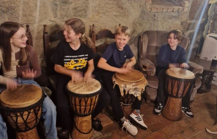 W dniach 13-14 listopada uczniowie klas 4 a i 5 b wzięli udział w wycieczce do Kaczego Bagna - Miejsca Inicjatyw Pozytywnych. Było to niezwykłe przeżycie, które oprócz zabawy pozwoliło dzieciom kształtować charakter, rozwijać osobowość i zdolności organizacyjne. Dzięki szerkiej gamie warsztatów uczniowie mieli możliwość zintegrować się, pobudzić wyobraźnię, uwierzyć w siebie i swoje możliwości, a także zdobywać nowe umiejętności poprzez zabawę. Mamy nadzieję, że smak satysfakcji z dobrze wykonanych zadań i cudowne wspomnienia pozostaną z nimi na zawsze. :)