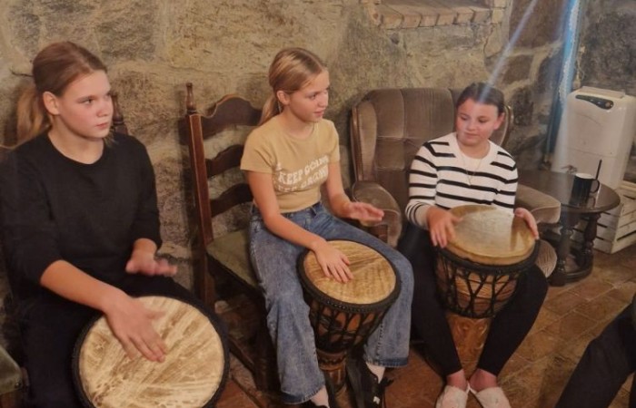 W dniach 13-14 listopada uczniowie klas 4 a i 5 b wzięli udział w wycieczce do Kaczego Bagna - Miejsca Inicjatyw Pozytywnych. Było to niezwykłe przeżycie, które oprócz zabawy pozwoliło dzieciom kształtować charakter, rozwijać osobowość i zdolności organizacyjne. Dzięki szerkiej gamie warsztatów uczniowie mieli możliwość zintegrować się, pobudzić wyobraźnię, uwierzyć w siebie i swoje możliwości, a także zdobywać nowe umiejętności poprzez zabawę. Mamy nadzieję, że smak satysfakcji z dobrze wykonanych zadań i cudowne wspomnienia pozostaną z nimi na zawsze. :)