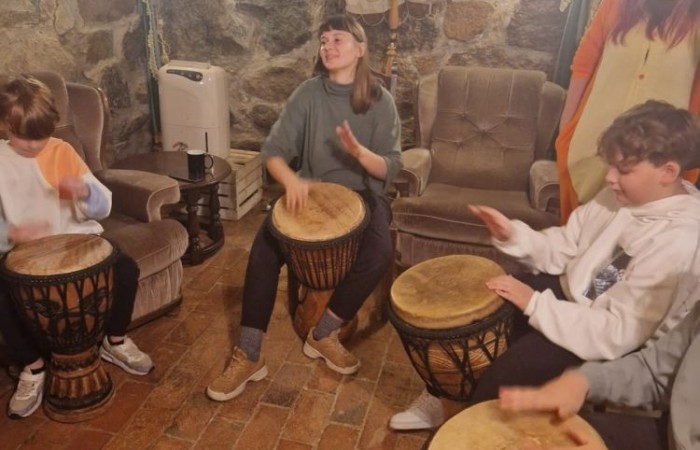 W dniach 13-14 listopada uczniowie klas 4 a i 5 b wzięli udział w wycieczce do Kaczego Bagna - Miejsca Inicjatyw Pozytywnych. Było to niezwykłe przeżycie, które oprócz zabawy pozwoliło dzieciom kształtować charakter, rozwijać osobowość i zdolności organizacyjne. Dzięki szerkiej gamie warsztatów uczniowie mieli możliwość zintegrować się, pobudzić wyobraźnię, uwierzyć w siebie i swoje możliwości, a także zdobywać nowe umiejętności poprzez zabawę. Mamy nadzieję, że smak satysfakcji z dobrze wykonanych zadań i cudowne wspomnienia pozostaną z nimi na zawsze. :)