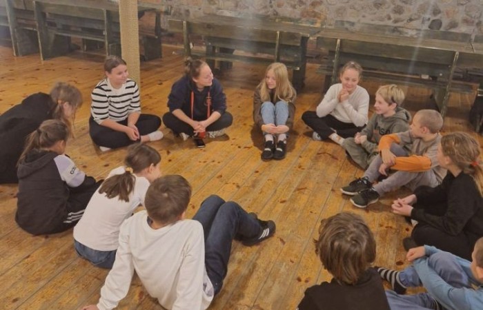 W dniach 13-14 listopada uczniowie klas 4 a i 5 b wzięli udział w wycieczce do Kaczego Bagna - Miejsca Inicjatyw Pozytywnych. Było to niezwykłe przeżycie, które oprócz zabawy pozwoliło dzieciom kształtować charakter, rozwijać osobowość i zdolności organizacyjne. Dzięki szerkiej gamie warsztatów uczniowie mieli możliwość zintegrować się, pobudzić wyobraźnię, uwierzyć w siebie i swoje możliwości, a także zdobywać nowe umiejętności poprzez zabawę. Mamy nadzieję, że smak satysfakcji z dobrze wykonanych zadań i cudowne wspomnienia pozostaną z nimi na zawsze. :)